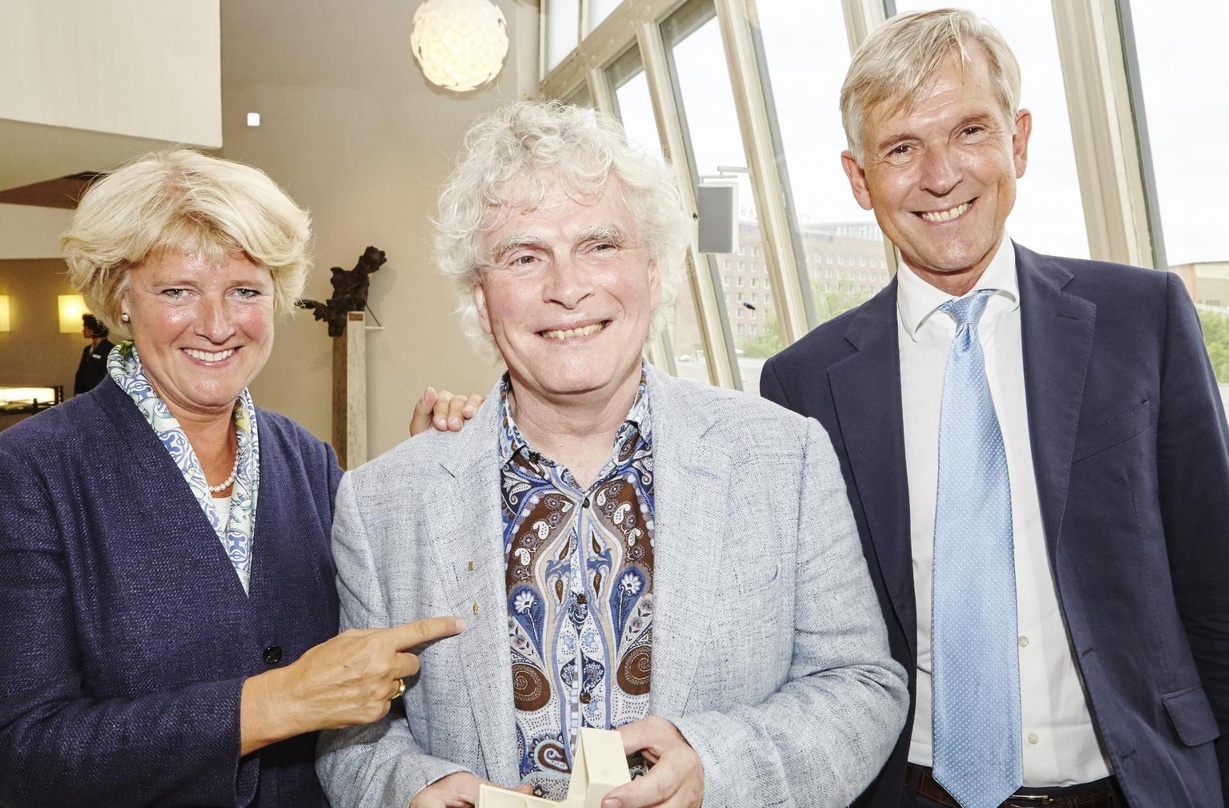 Bei der Preisverleihung (von links): Monika Grütters, Sir Simon Rattle und Harald Heker