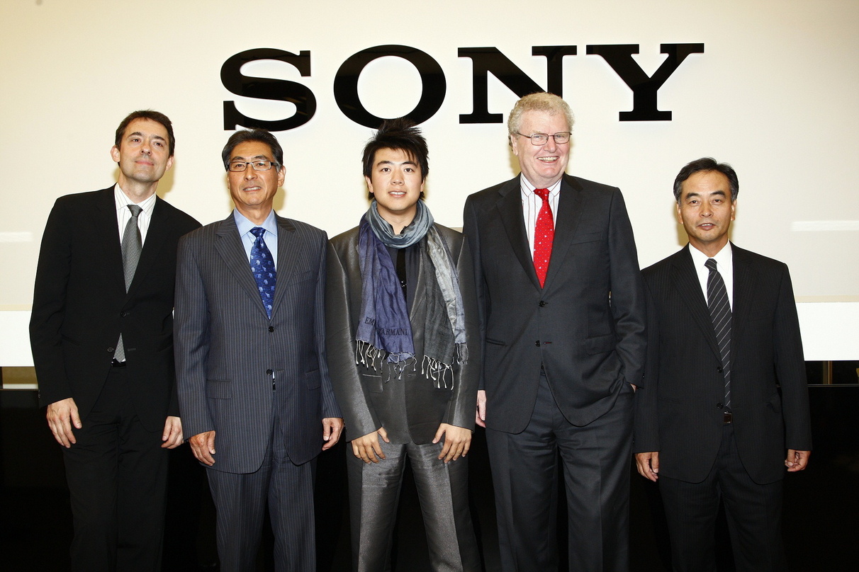 Nach der 3D-Präsentation (v.l.n.r.): Bogdan Roscic, Fujio Nishida, Lang Lang, Sir Howard Stringer und Hiroshi Yoshioka