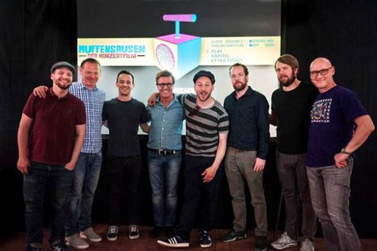 In der Hamburger Speicherstadt (von links): Eric Michael Landmann (Beatsteaks Management), Michael Brycz (Managing Director), Peter Baumann (Beatsteaks), Bernd Dopp (Chairman & CEO Warner ...