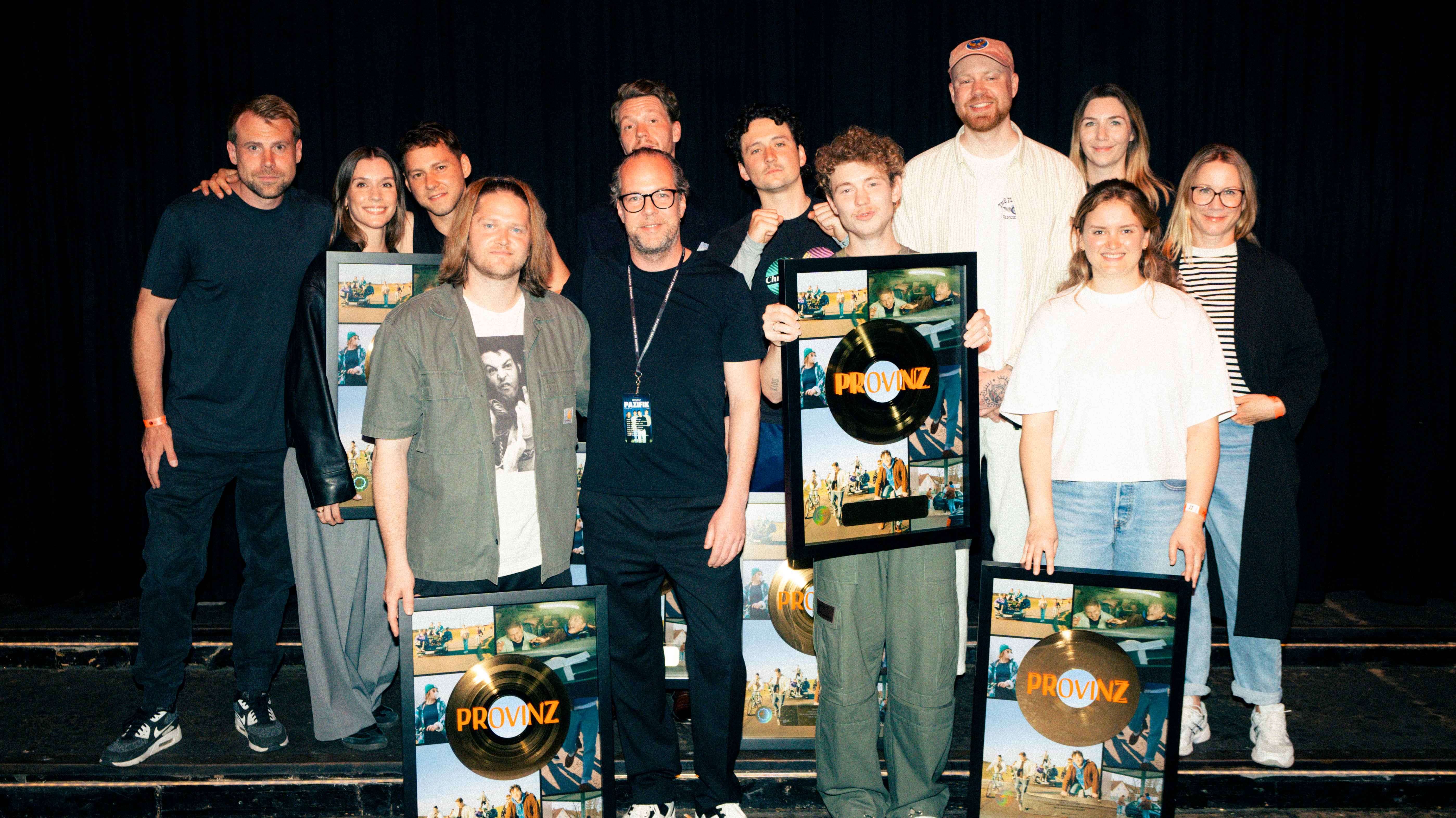 Bei der Gold-Verleihung (hinten, von links): Sam Bittner (VP A&R Warner Music Central Europe), Lea Londa (Director Marketing Pop/Alternative Warner Music Central Europe), Robin Schmid (Pro...