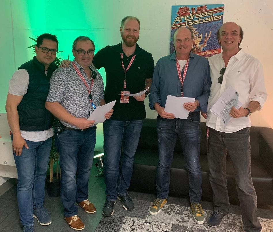 Beim Start der Stadiontour von Andreas Gabalier in Frankfurt (von links): Benjamin Mäbert (Manfred Hertlein Veranstaltungsgesellschaft), Sepp Adlmann (Adlmann Promotion), Timo Hoppen (Semm...
