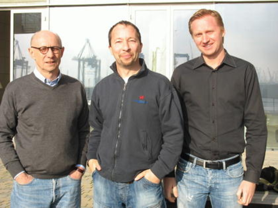 Besiegelten den Deal in Hamburg (v.l.n.r.): Peter Cadera (A&R Consultant edel), DJ BoBo und Marcel Kaffenberger