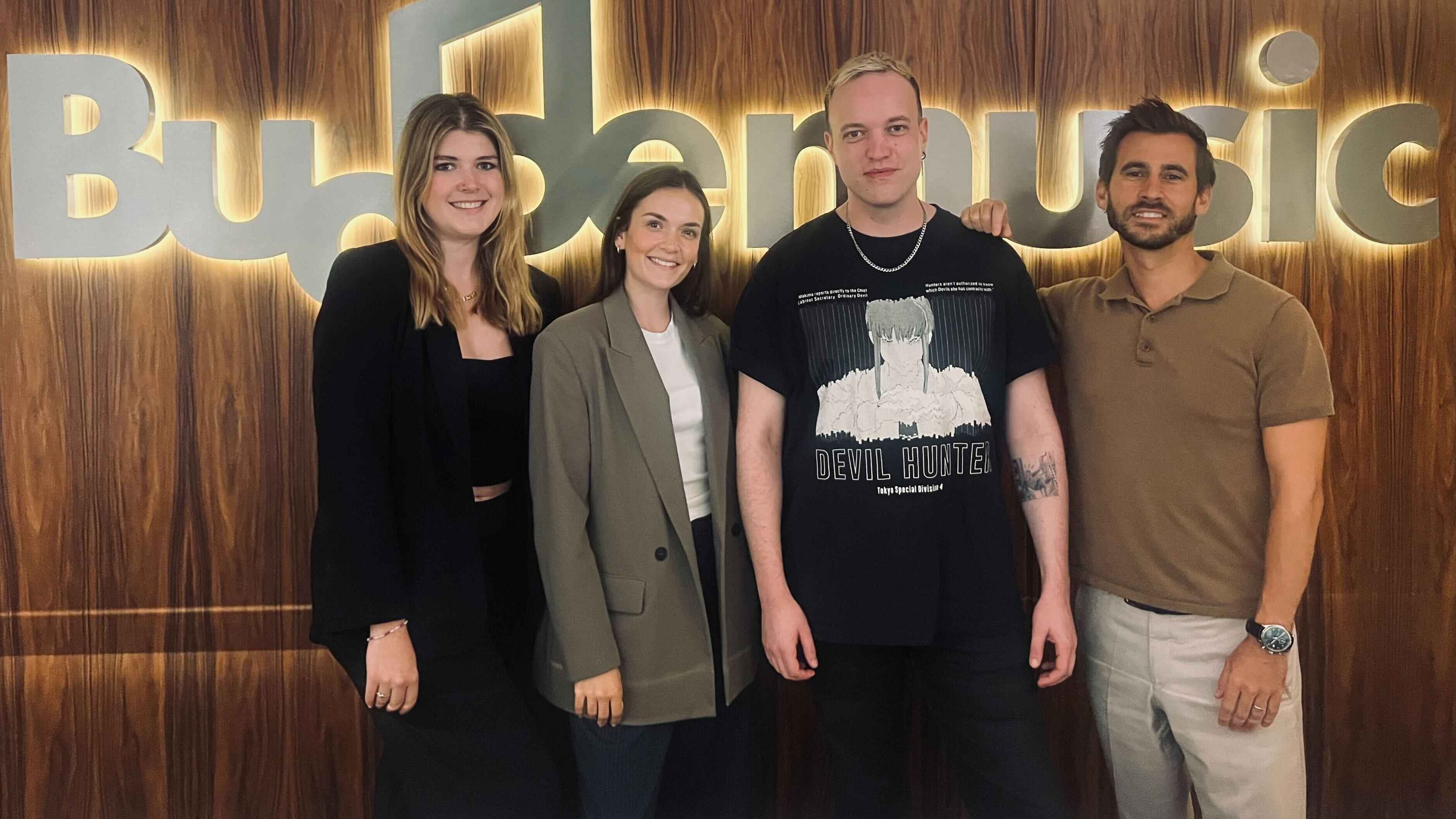 Ziehen nun an einem Strang (von links): Isabelle Schaa (A&R Manager), Mariel Barnjak (A&R Manager, beide Budde Music), Wieland Stahnecker und Benjamin Budde (CEO Budde Music Publishing).