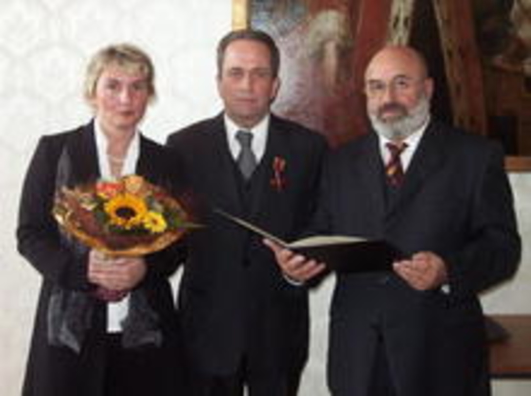 6661e36279cd74174baf198db0c10ed71a3af24be20686b57f287d6b19f98d8d Ausgezeichnet: Georg Kern (Mitte) mit Ehefrau Elisabeth und Dr. Josef Mertes