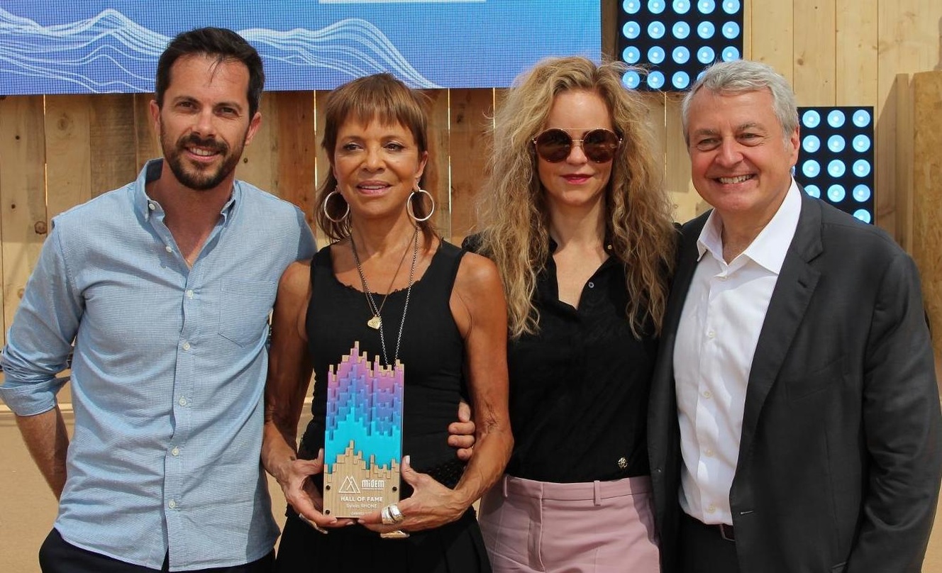 Mit Stargast am Midem-Beach: Midem-Messedirektor Alexandre Deniot, Sylvia Rhone (Epic Records), die den Hall Of Fame Award der Midem in Empfang nahm, Dina LaPolt und Reed-Midem-CEO Paul Zilk