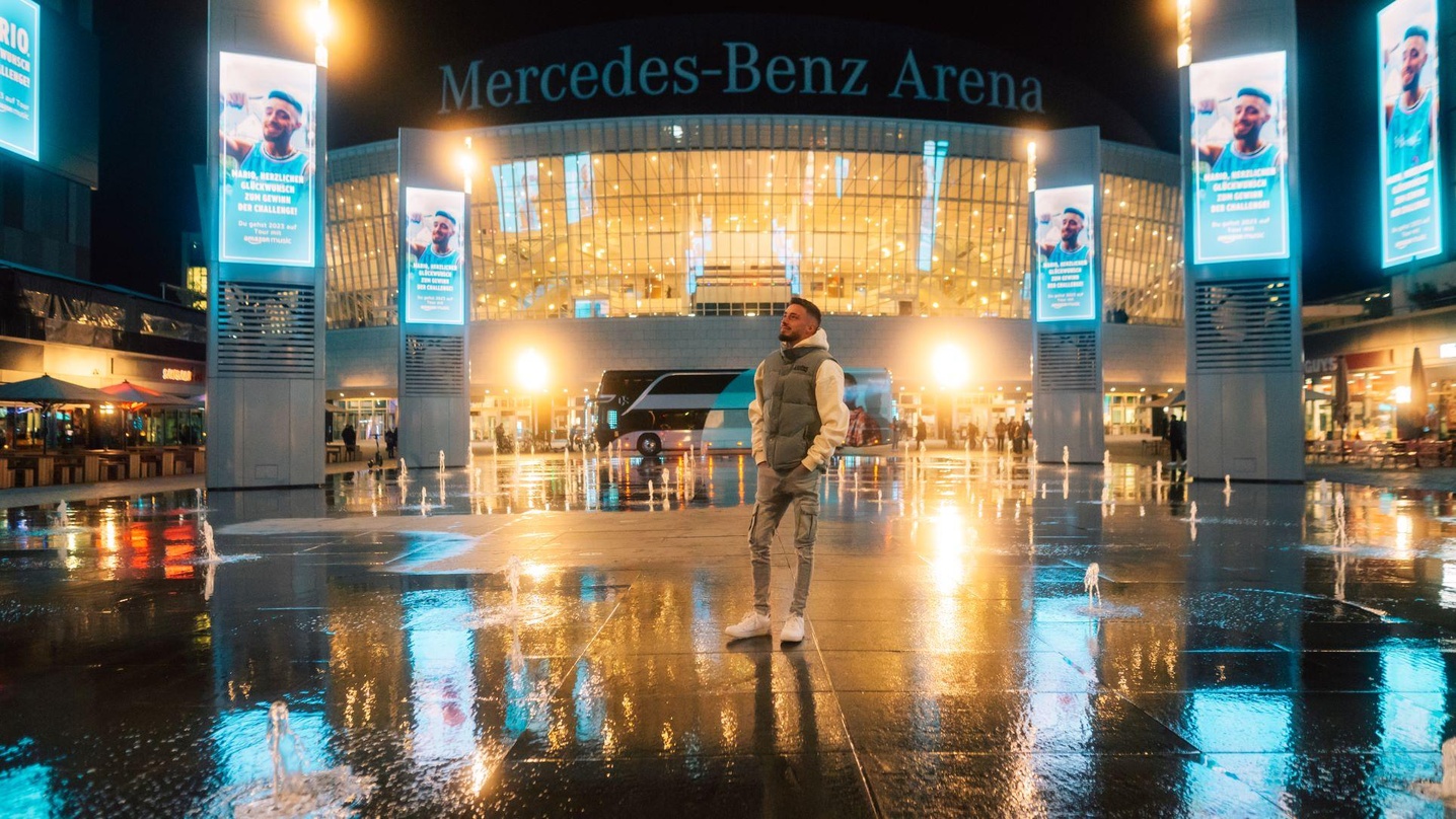 Setzt als Challenge-Gewinner seine Zusammenarbeit mit Amazon Music fort: Mario Novembre vor der Mercedes-Benz Arena in Berlin
