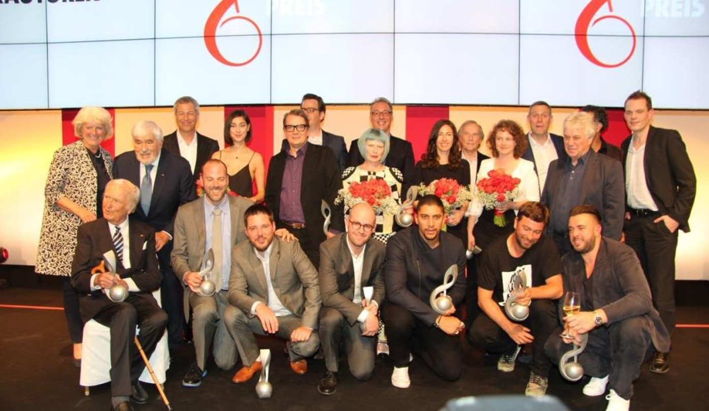 Komponisten und Textdichter im Rampenlicht: Zum Abschlussbild versammelten sich Preisträger, Jury-Mitglieder und Laudatoren des Deutschen Musikautorenpreises auf der Bühne in Berlin, mit d...
