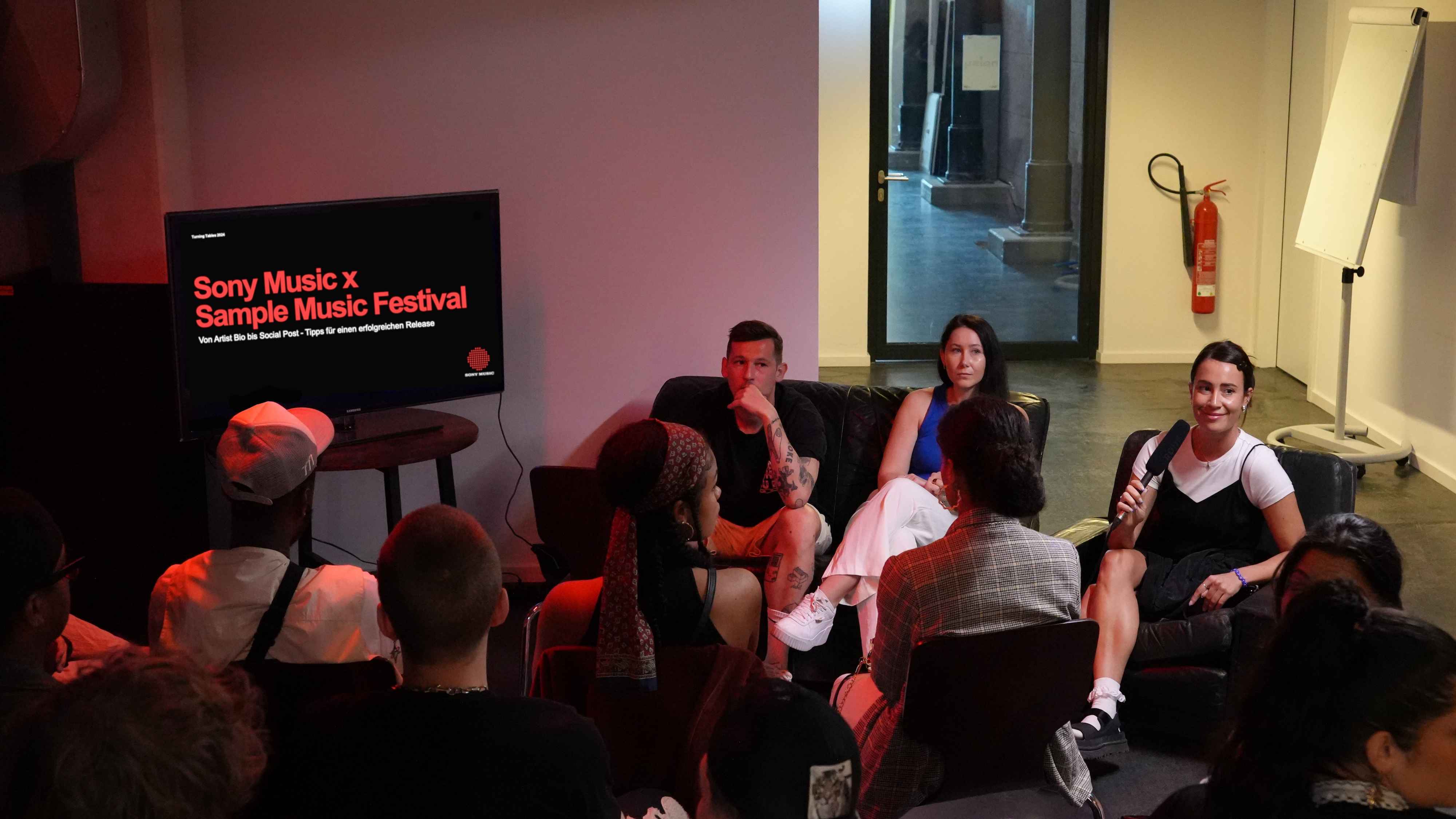 66937a3f 3df2 4127 b9a4 ef2ea9b98fe5 Leiteten den Workshop (von links): Alexander Foell (Product Manager bei Four Music/Sony Music), Nina Froeschl (Manager Paid Media & Marketing Strategy) und Kim-Thaya Krabel (Manager Conten...