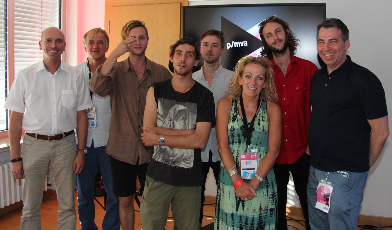 66966e789a34fde890fd131fc80bcec5c9fc8b4807377682c43760e8c688029f Läuteten das Finale des Music Video Awards der Photokina ein (von links): Jürgen Schmale (Produktmanager Photokina), Norbert Oberhaus (c/o pop), die Musiker der Band Golf, Jury-Mitglied Cl...