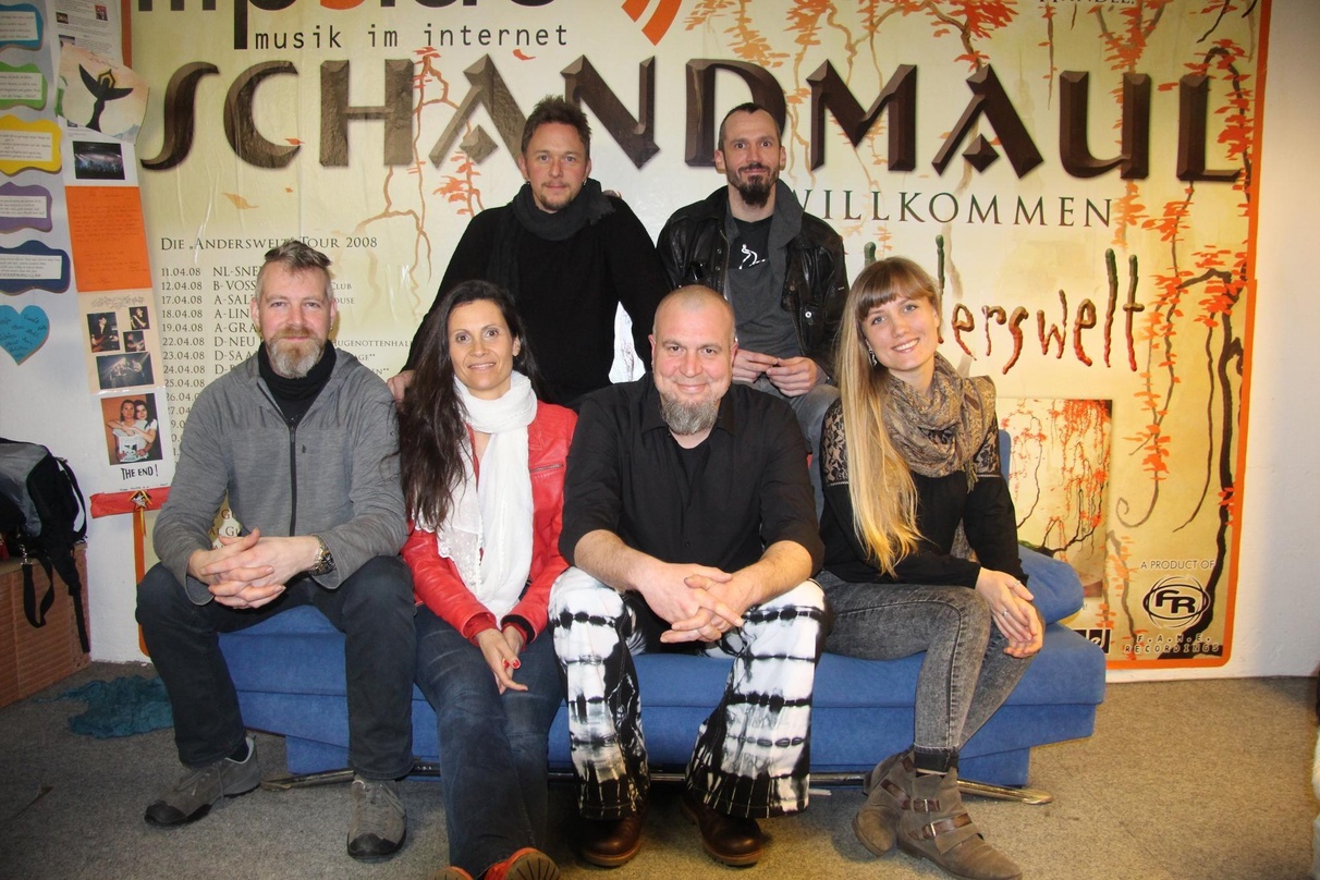 Stellten "Artus" im Proberaum in Gröbenzell vor: die Schandmaul-Mitglieder (hinten, von links) Stefan Brunner und Matthias "Hiasl" Richter sowie (vorn) Martin Christoph "Ducky" Duckstein, ...