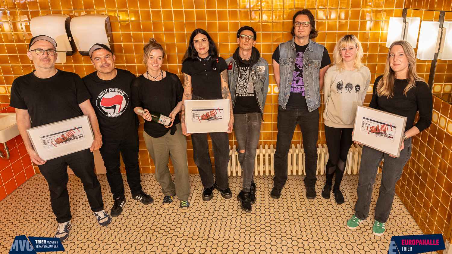 Bei der Preisverleihung (von links): Alex, Ollo, Hannah (alle Pascow), Annette Sausen (Projektleitung Popp Concerts), Flo, Swen, Laura (alle Pascow) und Caroline Hoffmann (Projektleitung E...