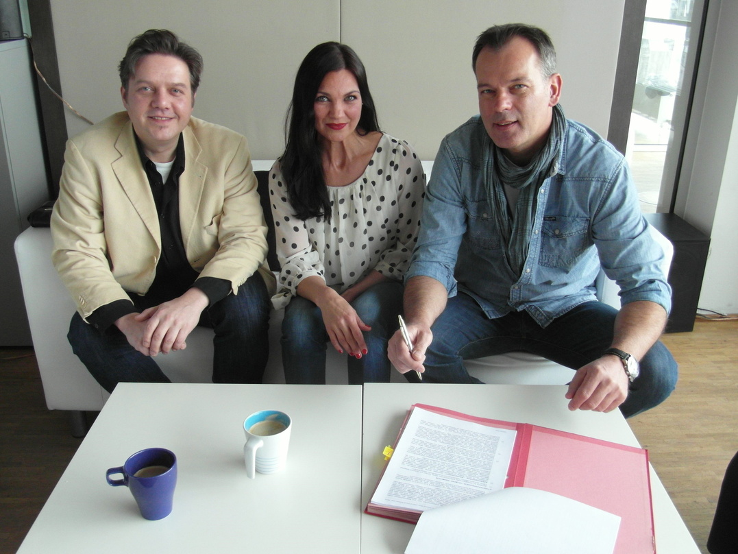 Unterzeichneten den Vertrag auf der Universal-Couch (von links): Jörg Hackelbörger (Senior Product Manager Universal Music Family Entertainment), Viktoria Mellmann und Andreas Maaß (Genera...