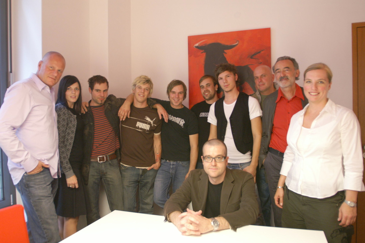 Partner: Das Team von Bodog mit Serum 114||Zur Vertragsunterschrift im neuen Bodog Music European Head Office in Berlin trafen sich (v.l.n.r.): Jörg Hacker (MD Bodog Music Europe), Riley K...