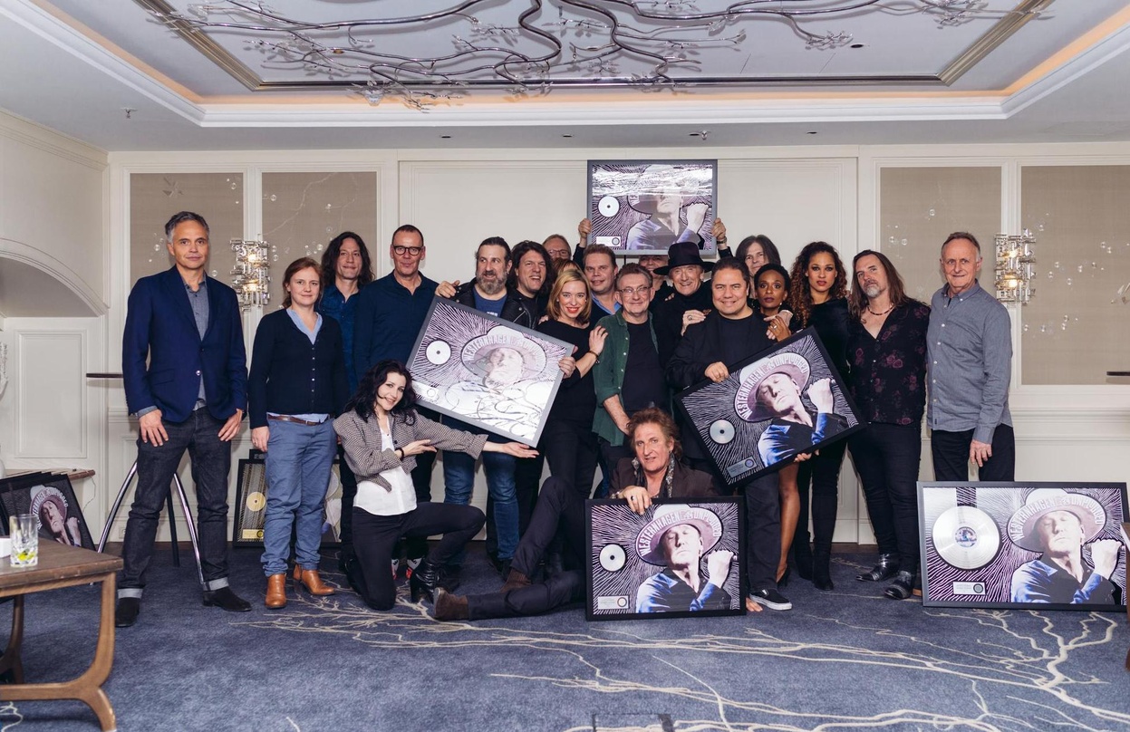 Feierten im Hotel (von links): Olaf Meinking (Anwalt), Katharina Frömsdorf (Managing Director Starwatch), Rob Clores (Band), Gillian Rivers (Band), Michael Kucharski (Kommunikationsberater...