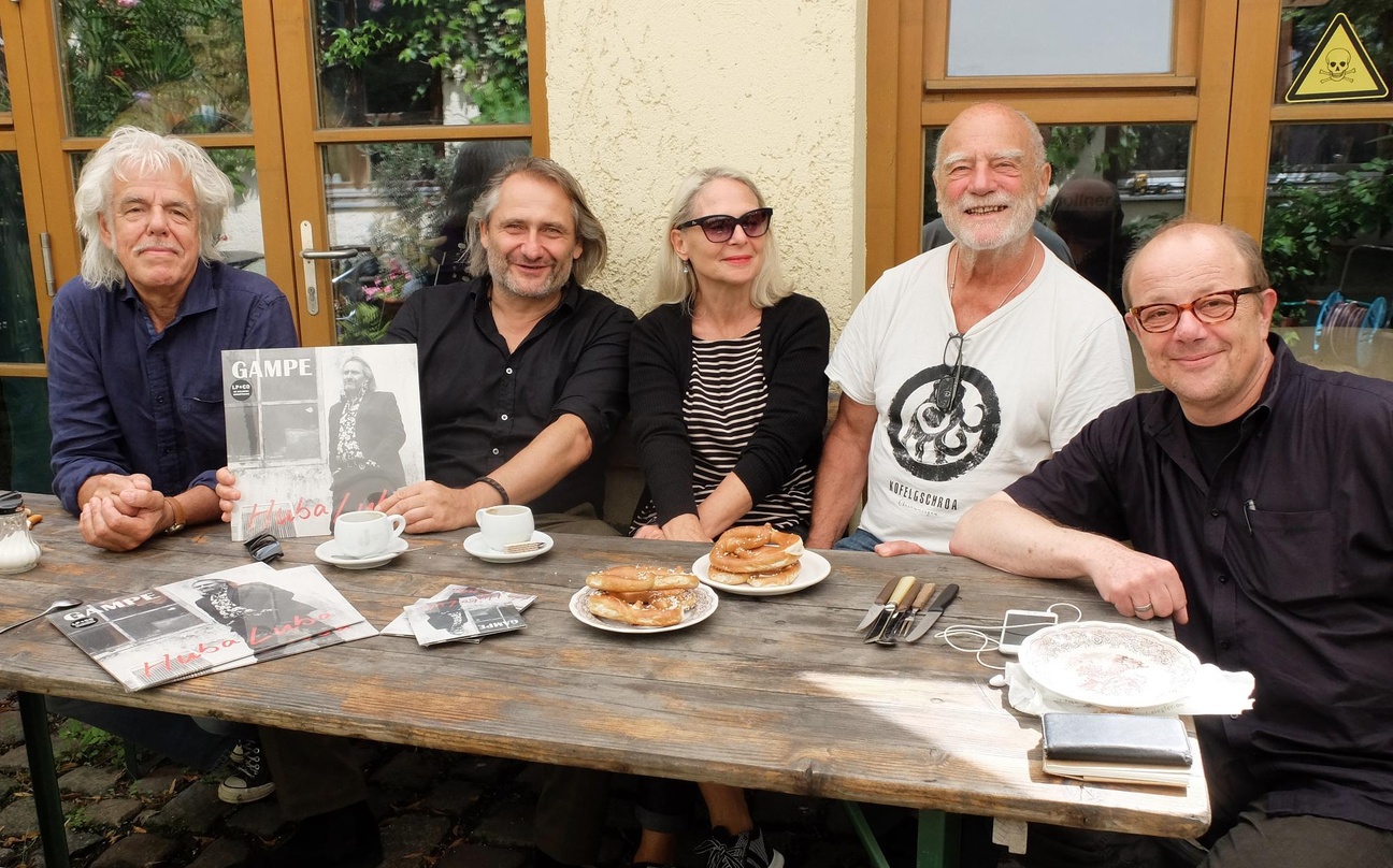Arbeiten miteinander (von links): Evert van der Wal (Produzent und Musiker), Gampe, Eva Mair-Holmes, Achim Bergmann (beide Trikont) und Günter Hablik (Trikont Vertrieb & Produktion)