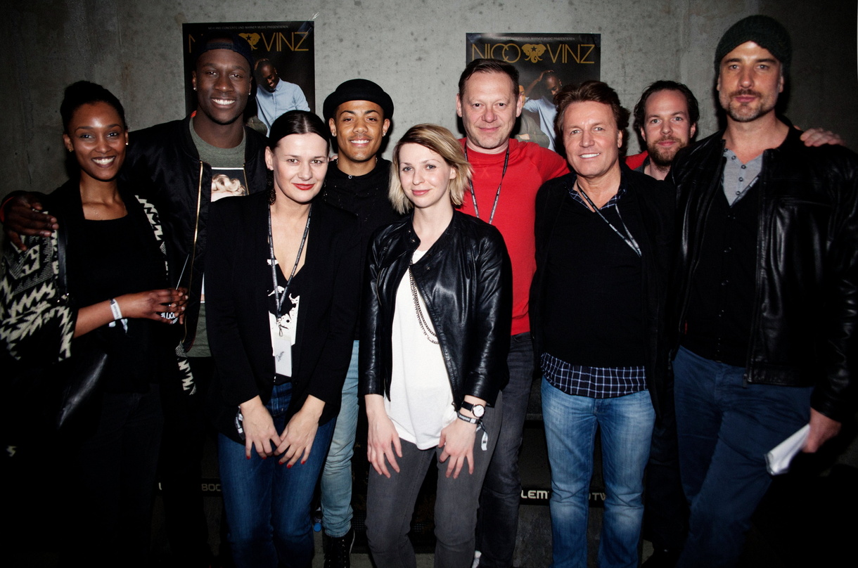 Beim Showcase in Hamburg: Nico (4. von links) & Vinz (2. von links) mit dem Warner-Music Team um Bernd Dopp und Michael Brycz