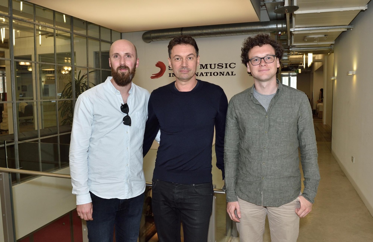 Besiegelten den Deal in London (von links): Martin Heuser (Geschäftsführer Guesstimate), Wolfgang Boss (Inhaber B1 Recordings & Executive Vice President A&R Sony Music International) und G...