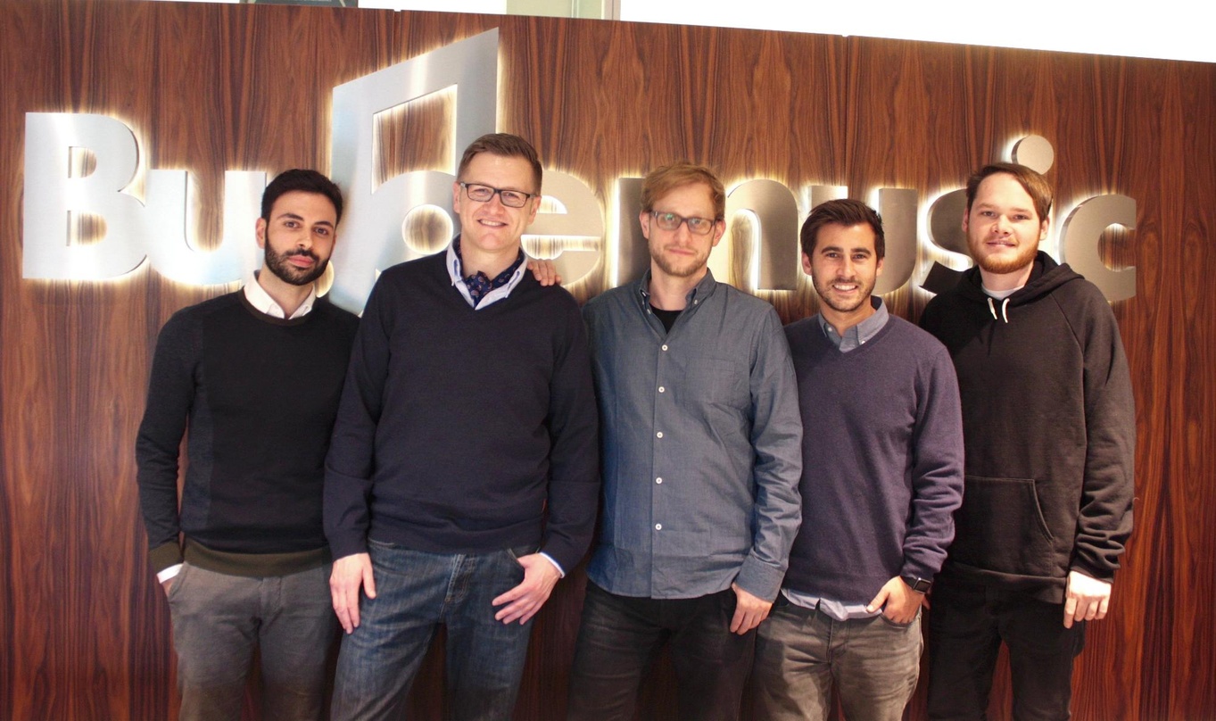 Bei der Vertragsunterzeichnung (von links): Ender Atis (Head of Business Affairs/CCO, Budde Music), Asterix Westphal (Anwalt, Ali Zuckowski), Ali Zuckowski, Benjamin Budde (Managing Direct...