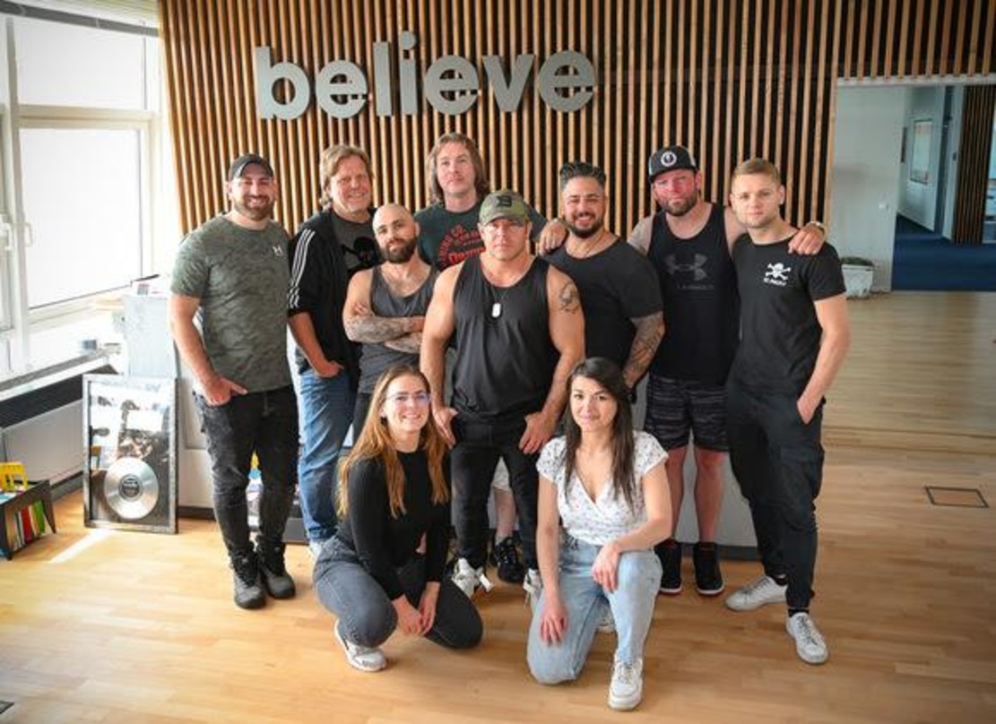Beschlossen die Zusammenarbeit: die Band Lansdowne und das Soulfood-Team um Jochen Richert (hinten, 2. von links)