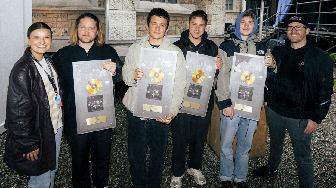 Stehen außerhalb der Location mit den vier goldenen Platten: Katja Hagi (Marketing Manager Warner Music Switzerland), Moritz Bösing, Vincent Waizenegger, Robin Schmid, Leon Sennewald (alle...