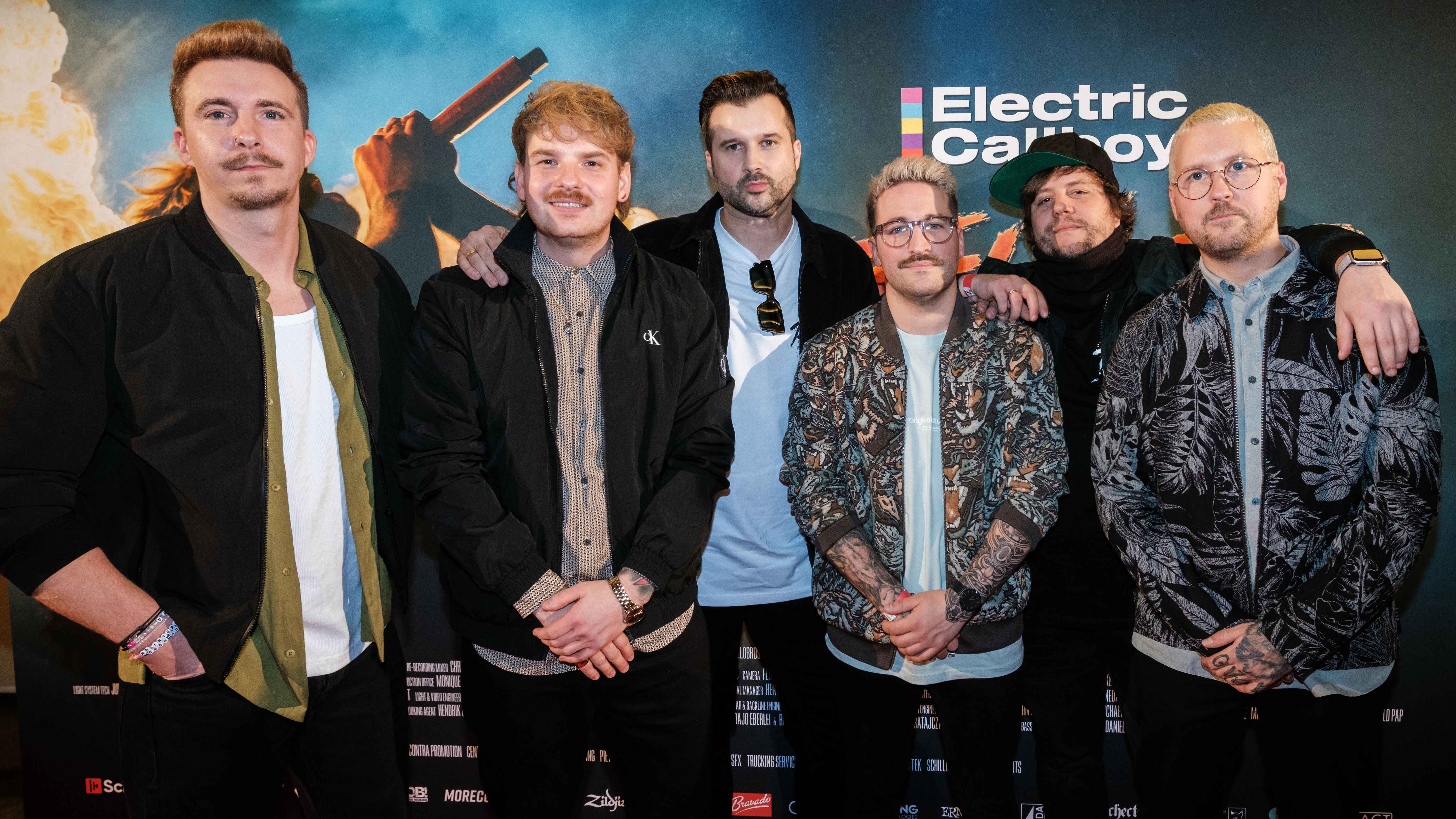 Mitglieder der Band Electric Callboy feierten gestern bei der Premiere ihres Konzertfilms in Essen.