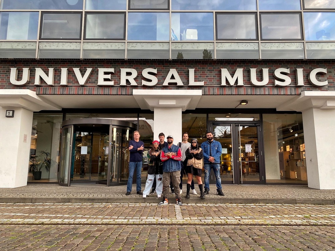 Trafen sich in Berlin (von links): Tom Bohne (President Music Domestic Universal Music), Dessy, Ulli Kuppel (Management Moe Phoenix & Phoenix Music), Moe Phoenix (Geschäftsführer Phoenix M...