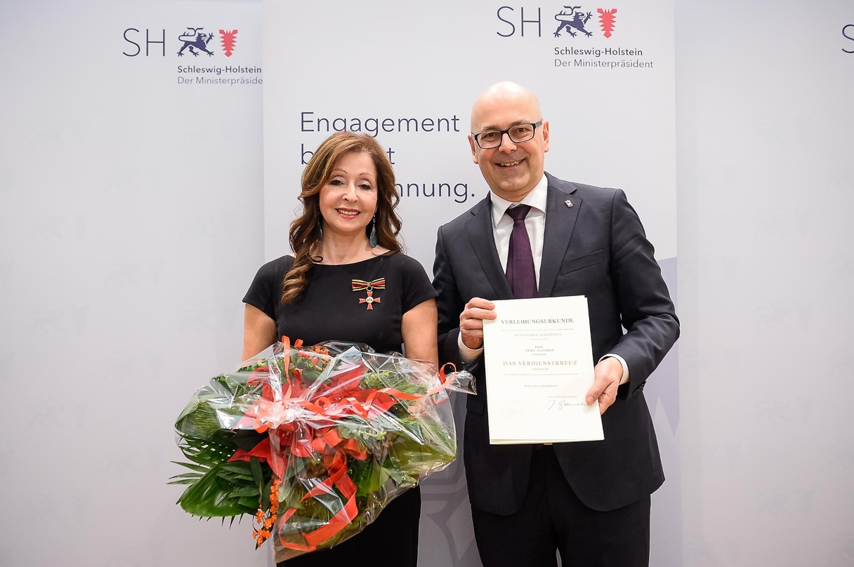 Bei der Verleihung in Kiel: Vicky Leandros und Ministerpräsident Torsten Albig