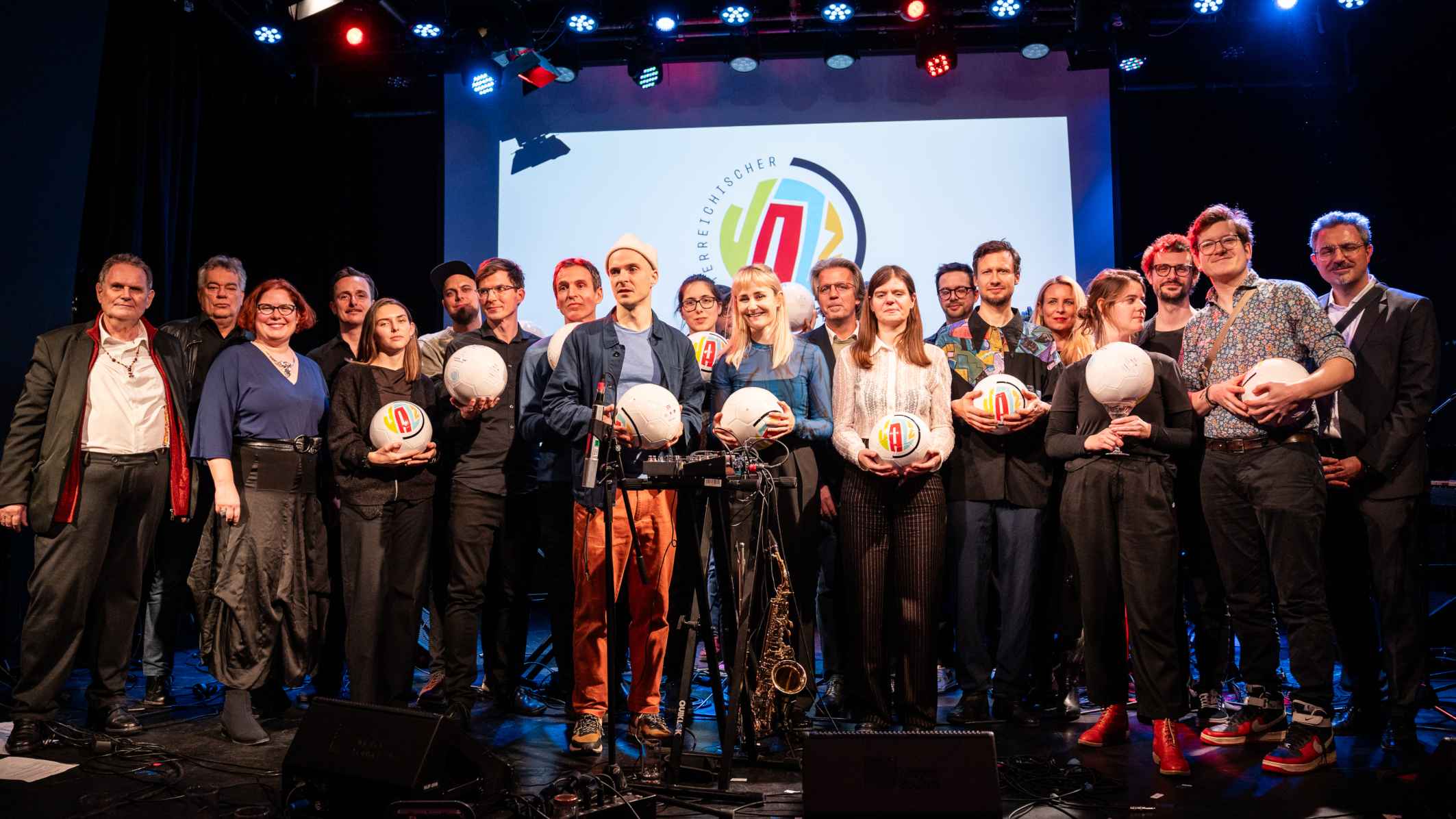 679d6718 8e5c 4b44 9b04 b67cd837ce3c Freuten sich über ihre Auszeichnungen: Die Preisträger:innen des Abends mit den Initiator:innen und Organisator:innen.