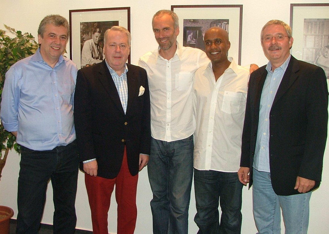 Neue Partner: Martin Gallop (M.) und das Team von Peermusic||Arbeiten künftig zusammen (v.l.n.r.): Hans Cuny (European Creative Coordinator), Prof. Michael Karnstedt (European Chairman), M...