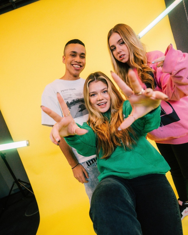 Die Hosts des neuen Online-Show-Formats (von links): Jerome Weinert, Faye Montana und Dalia