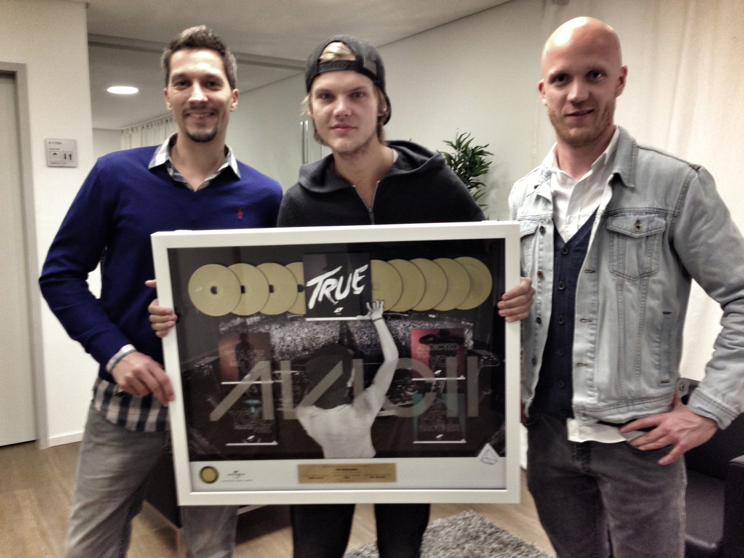 Bei der Gold-Verleihung (von links): Frank Engel (Senior Director Polydor/Island), Avicii und Alexander Neipp (Senior Product Manager Pop Polydor Island)