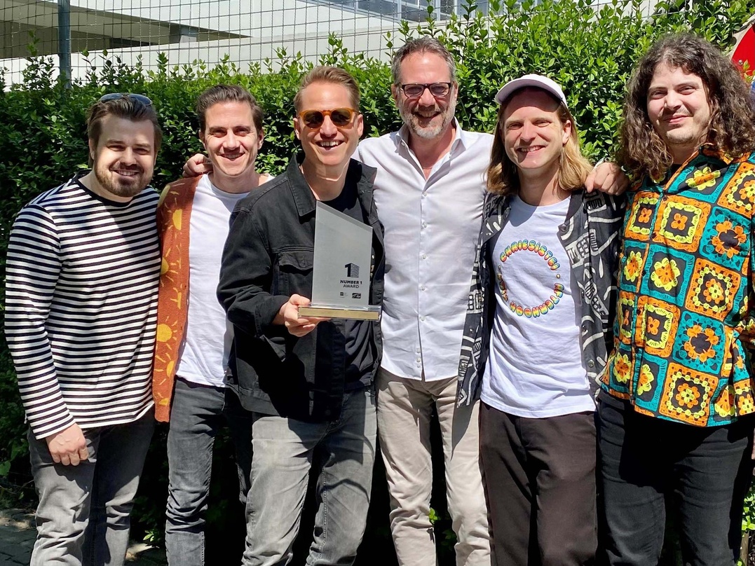 Zelebrieren die Nummer eins (von links): Chris Filter, Christoph Schröter und Stefan Buck (alle Hecht), Andy Renggli (GfK Entertainment), Philipp Morscher und Daniel Gisler (beide Hecht)