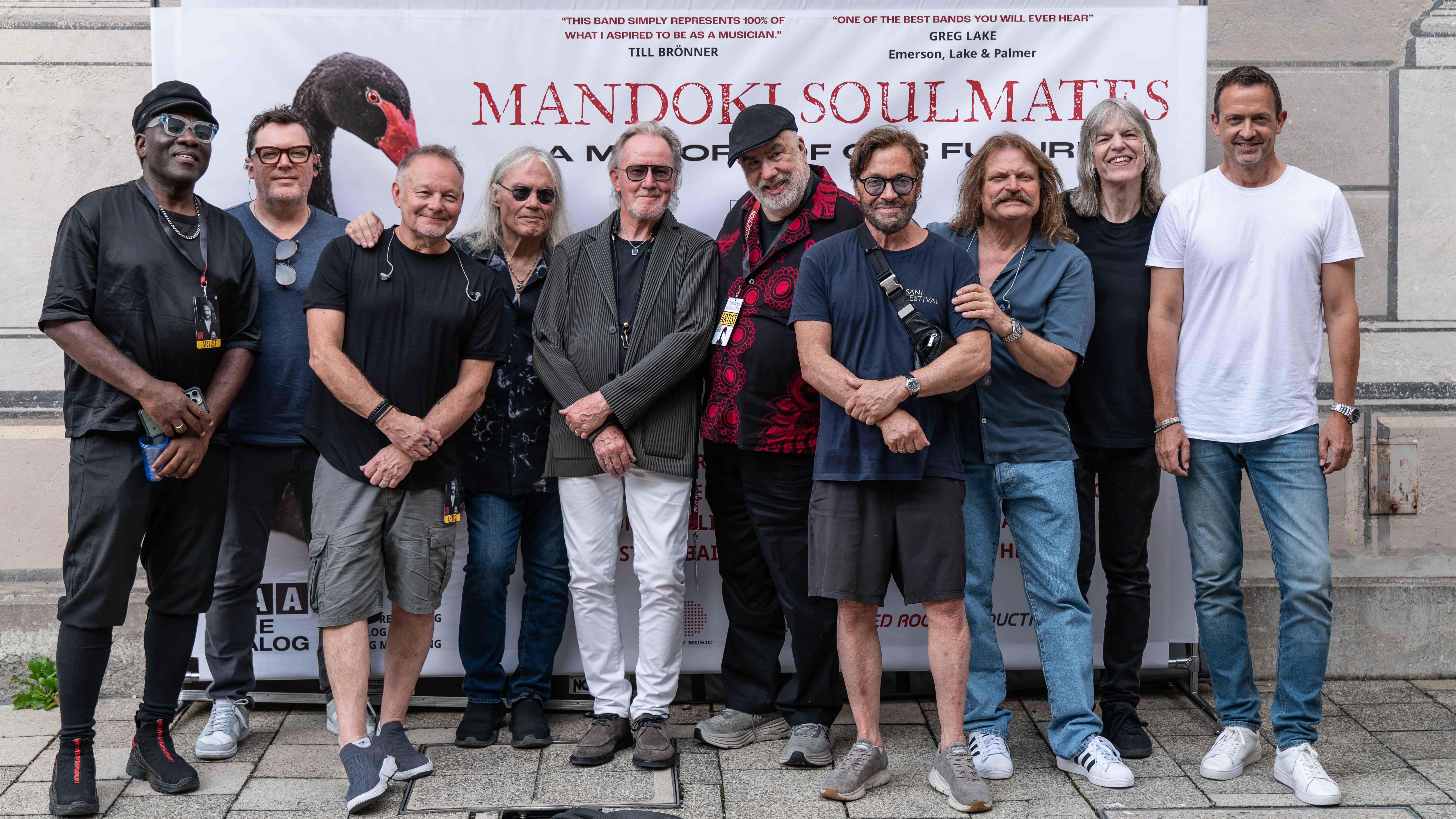 67ed6c8a f11b 443d 8891 4aa9e0add8fe Traten in München auf: die Mandoki Soulmates mit (von links) Richard Bona, Jesse Siebenberg, Nick van Eede, Tony Carey, John Halliwell, Randy Brecker, Al Di Meola, Leslie Mandoki, Mike Ste...