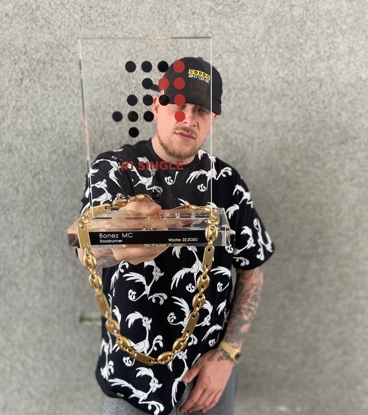 Zeigt seinen Nummer 1 Award bei den Singles: Bonez MC