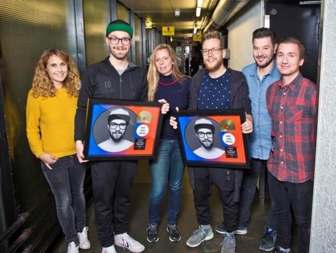 Bei der Preisverleihung (von links): Anja Küng (Senior Product Manager Sony Music Switzerland), Mark Forster, Julie Born (Managing Director Sony Music Switzerland), Daniel Nitt (Produzent/...