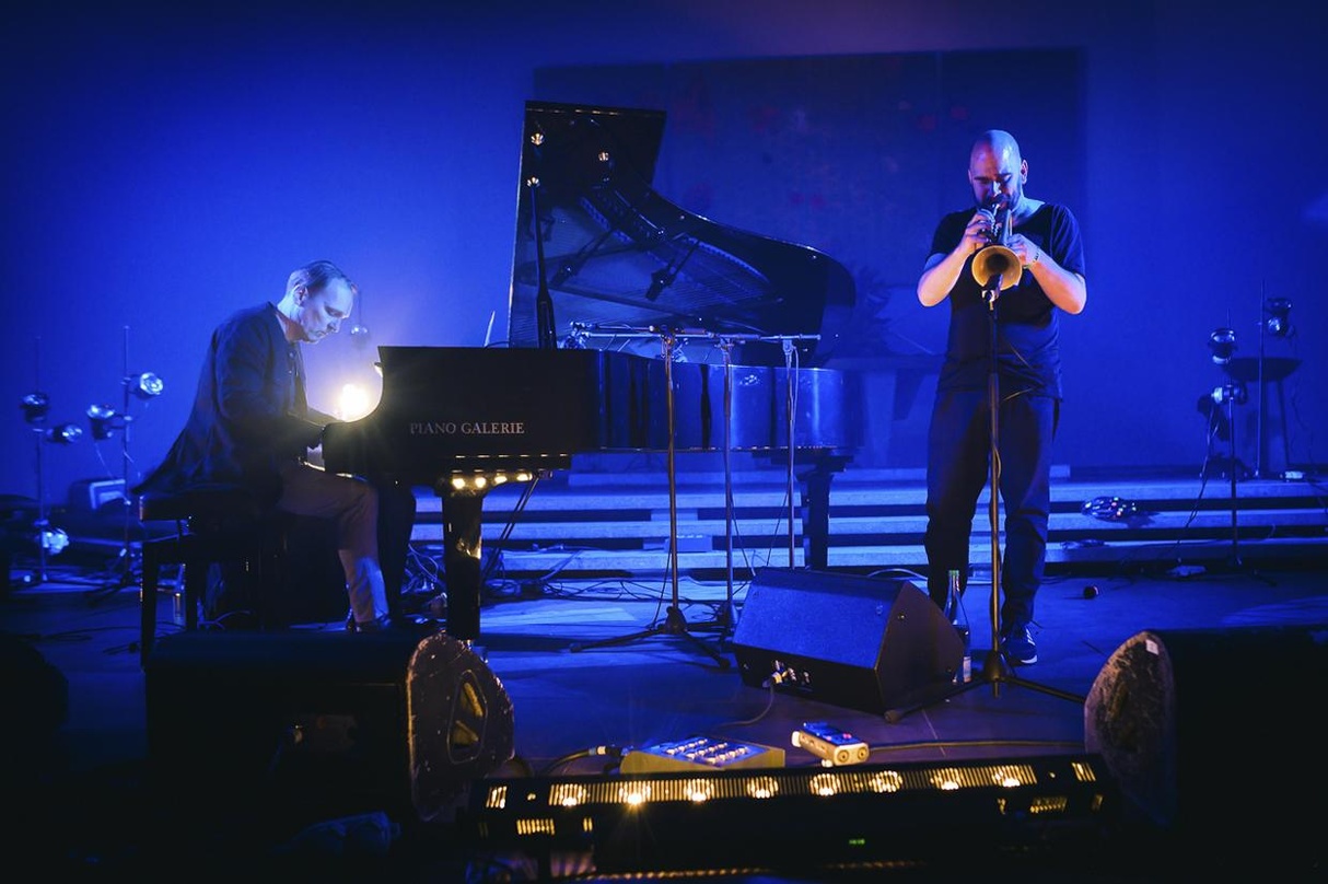 Auch selbst auf der Bühne: Sebastian Studnitzy (rechts) mit Pianist Arnold Kasar beim XJazz 2019
