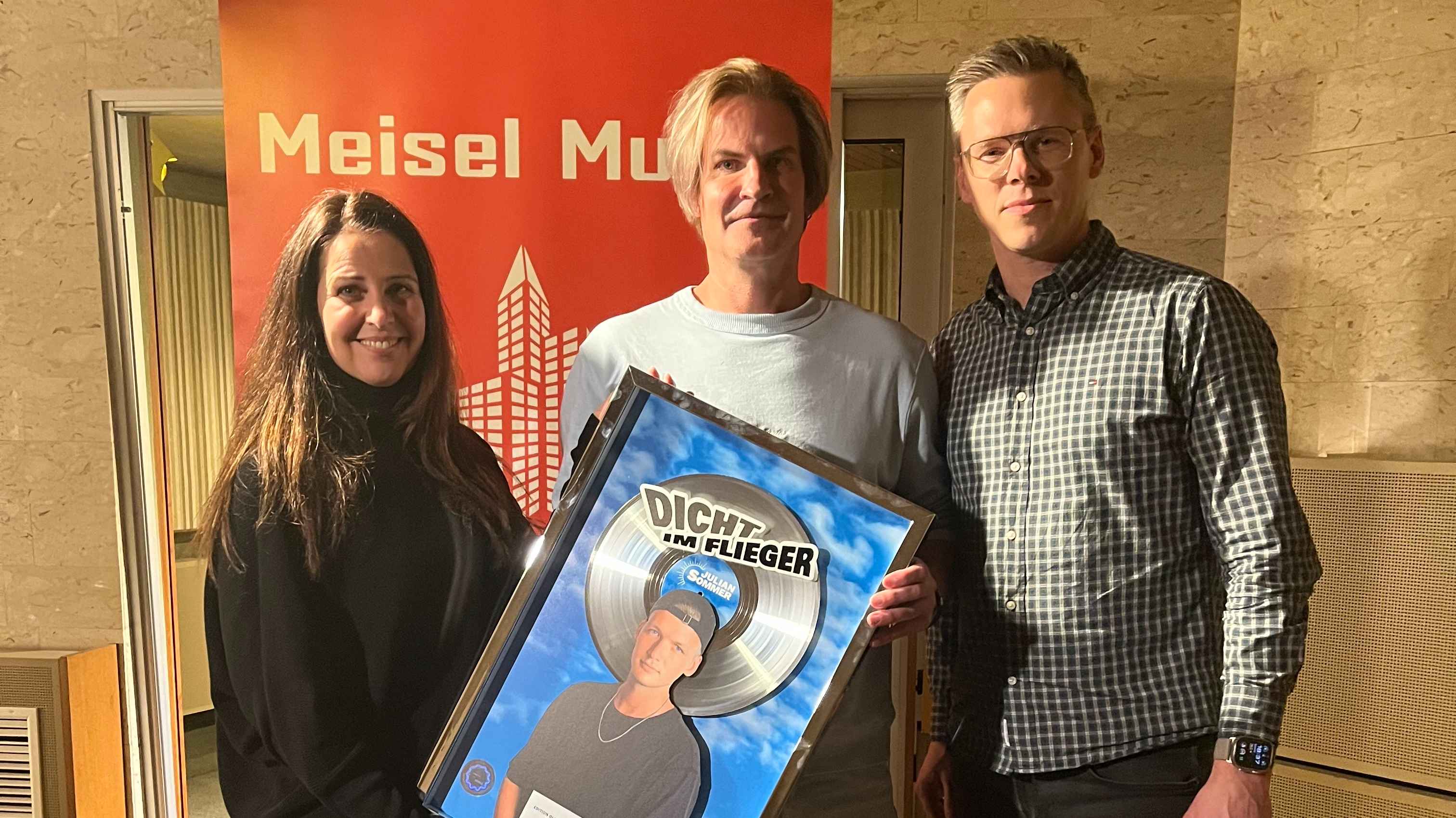 6805ea92 b555 4f97 8743 2bde44076513 Posierten mit der Platinplatte für MusikWoche (von links): Ina Wiens (Creative & Copyright), Oliver deVille und Christopher Gronau (Senior A&R Manager).