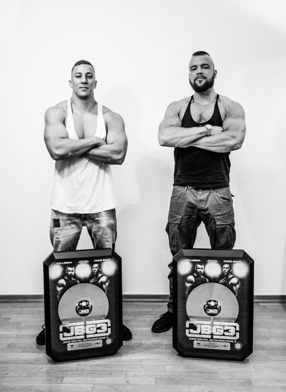 Können mit ihrem Gemeinschaftswerk "Jung brutal gutaussehend 3" einige Erfolge verbuchen: Farid Bang (links) und Kollegah
