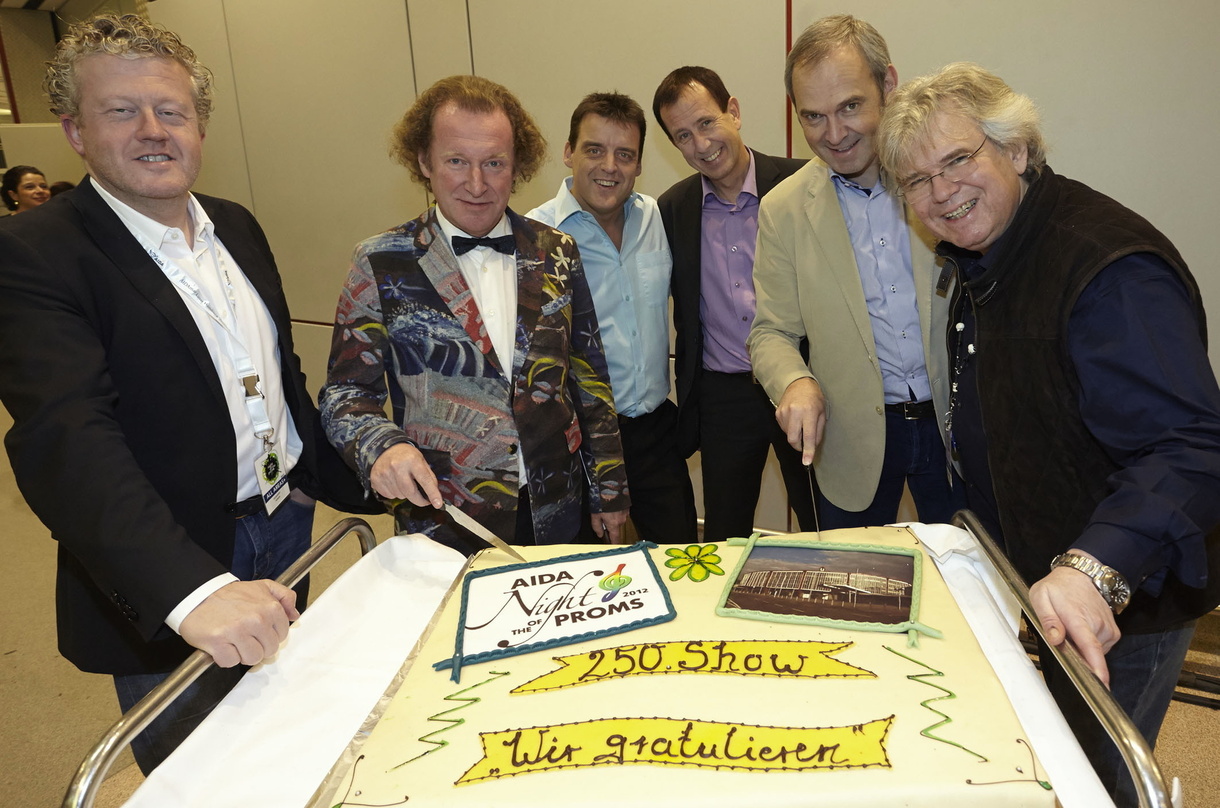 Feierten 250 deutsche Ausgaben von Night Of The Proms (von links): Orchestermanager Erik Beurskens, Dirigent Robert Groslot, Chef-Percussionist Patrick De Smet, Jochen Meschke (Geschäftsfü...