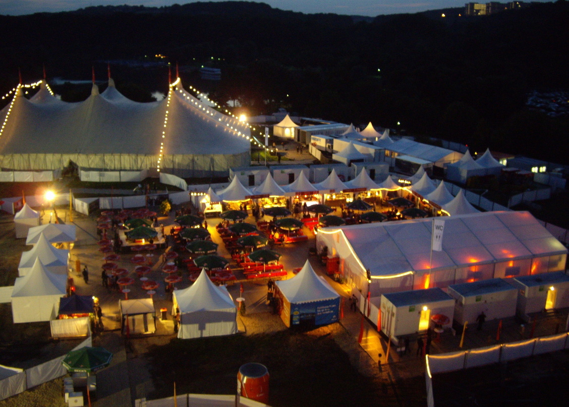 Stimmungsvoll: das Festivalgelände bei Nacht