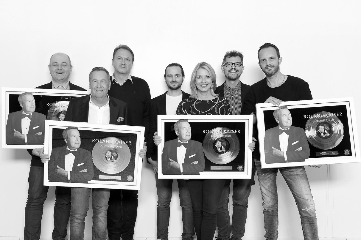 Bei der Gold-Verleihung: Roland Kaiser (2. von links) mit seinem Team