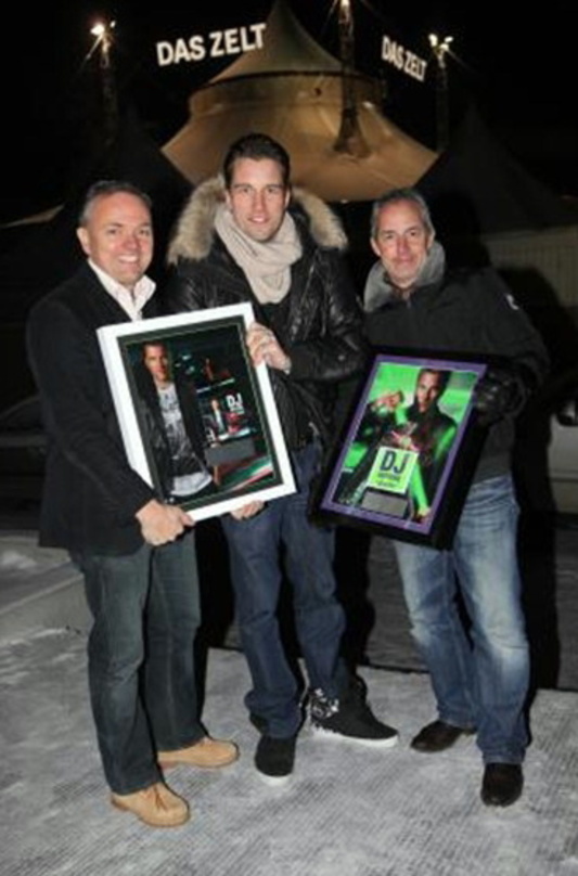 Krönten den Abend mit Platin (v.l.n.r.): Adrian Steiner (Direktor Das Zelt), DJ Antoine und Stefan Planta (COO Phonag Records)