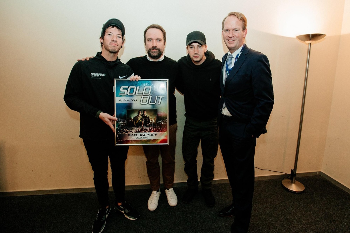Zelebrierten die ausverkaufte Arena (von links): Joshua Dun (Twenty One Pilots), Matt Schwarz (Live Nation), Tyler Joseph (Twenty One Pilots) und Stefan Löcher (Arena Management)