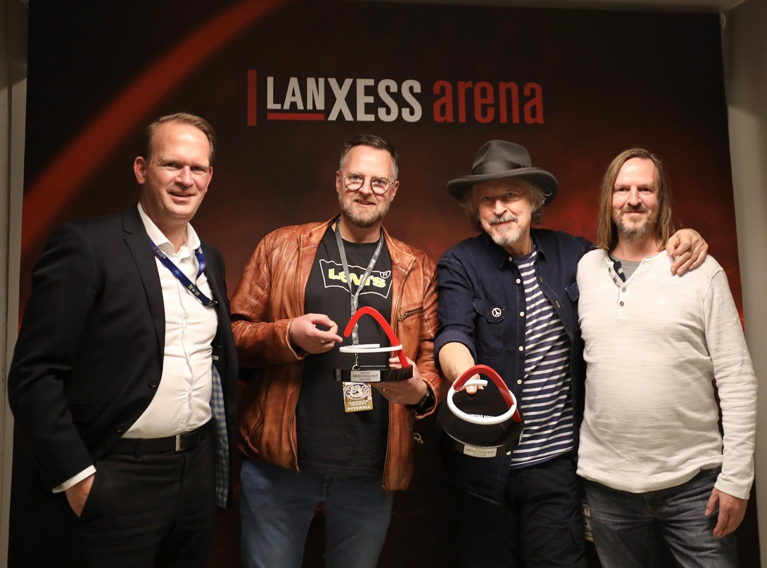 Bei der Preisverleihung (von links): Stefan Löcher (Geschäftsführer Arena Management), Matthias Baumann (Projektleiter Semmel Concerts), Wolfgang Niedecken und Mathias Schaettgen (Geschäft...