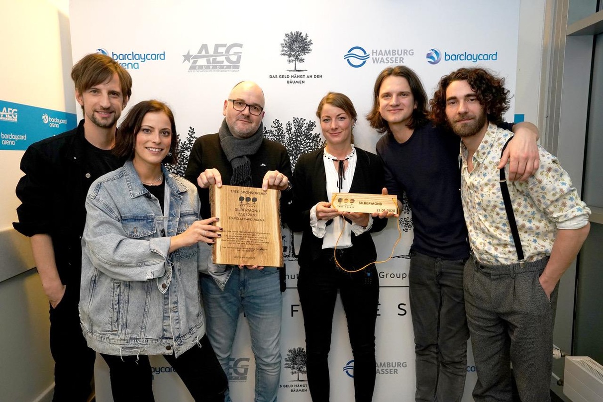 Bei der Verleihung (von links): Johannes Stolle, Stefanie Kloß (beide Silbermond), Björn Sommerau, Carmen Schulze (beide Barclaycard Arena Event Team), Thomas Stolle und Andreas Nowak (bei...