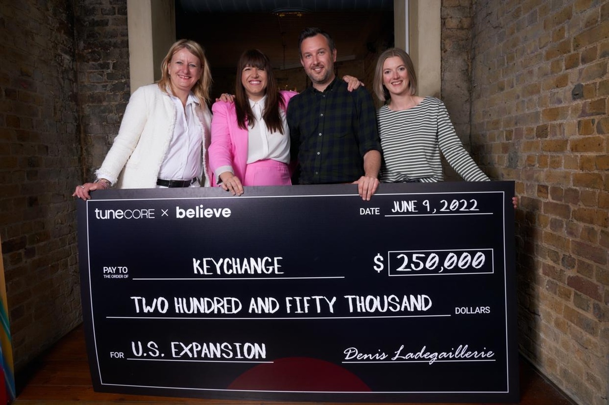 Bei der Scheckübergabe (von links): Sandrine Bossard (Chief People Officer Believe), Andreea Gleeson (CEO TuneCore und Keychange U.S. Ambassador), Joe Frankland (CEO PRS Foundation, Keycha...