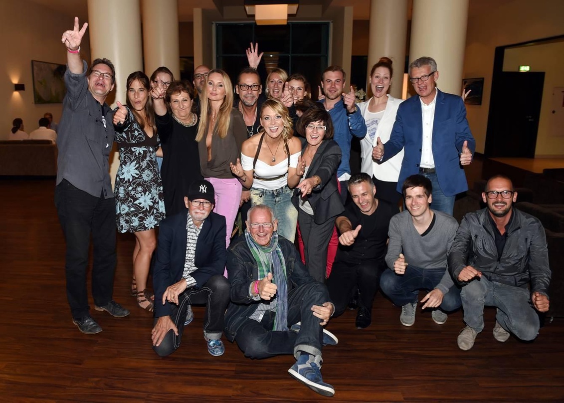 Nach dem Showcase in der Bar Lanninger in Berlin: Linda Hesse (Mitte) und ihr Team