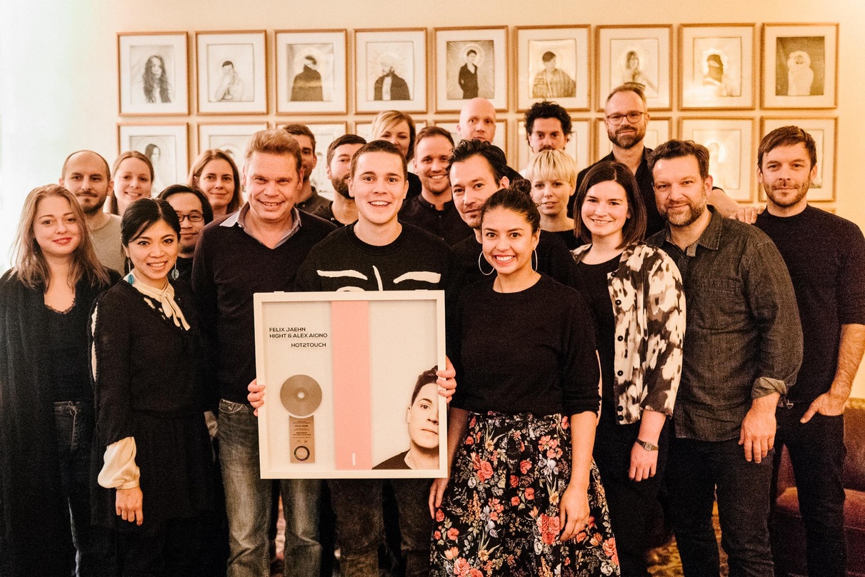 Legten Hand ans heiße Platin (vorn, von links): Arina Logacheva (Manager A&R), Giang Reinemer (Senior Manager Public Relations), Tom Bohne (President Music Domestic), Felix Jaehn, Daniel S...
