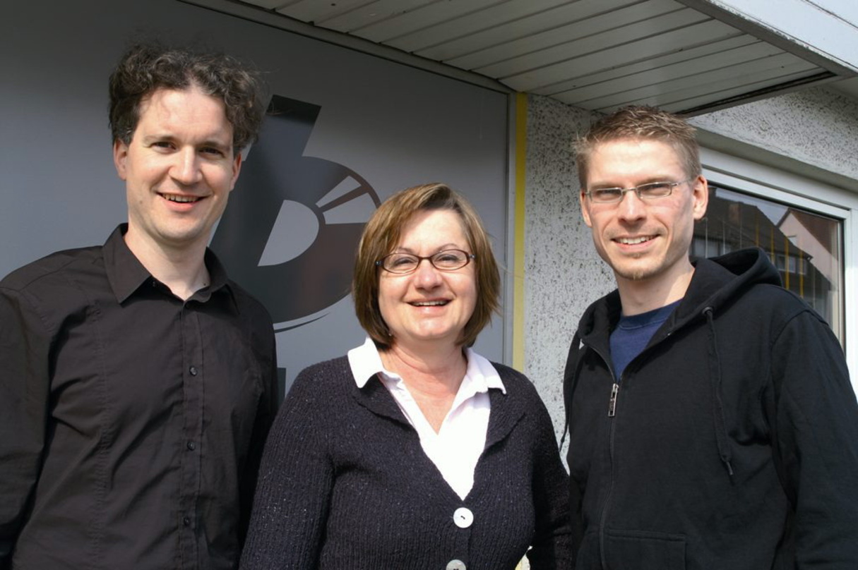 Begrüßten Rico Schulz (r.) im Team: Produzent Philipp Heck (l.) und Eva Bauer-Oppelland, Geschäftsführerin Bauer-Studios