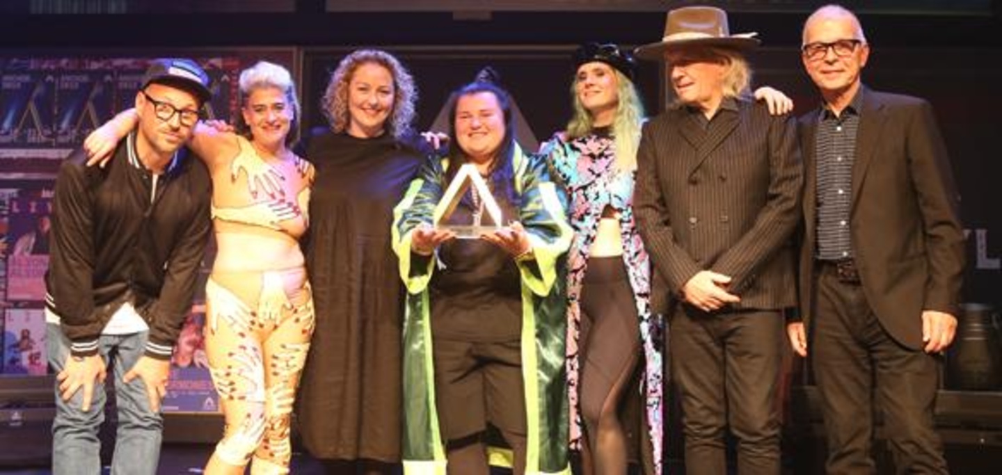 Die Juroren mit der Preisträgerin (von links): Armin Teutoburg-Weiß, Peaches, Zan Rowe, Alyona Alyona, Kate Nash, Bob Rock und Tony Visconti